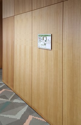 Athenee Flur Mit Fluchtschild