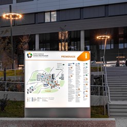 Flatly illuminated information elements