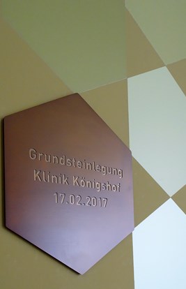 Tafel Grundsteinlegung Detail Koenigshof Krefeld