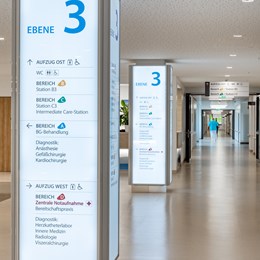 Rhön Klinikum Campus Wegweiser Beleuchtet