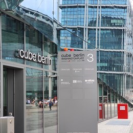 Cube Stele Frontal Mit Mietertafel Und Einbaumodulen