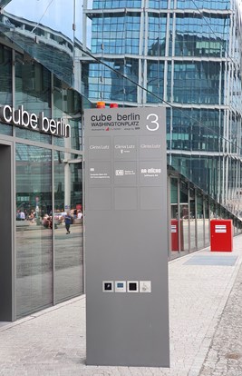 Cube Stele Frontal Mit Mietertafel Und Einbaumodulen