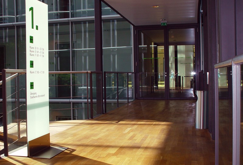 Übersichten Glas freistehend TM Slide 1