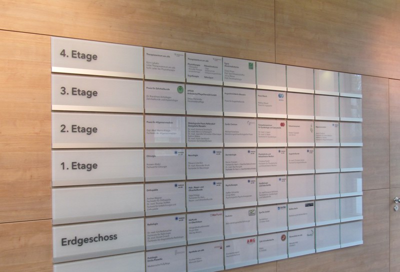 Wegweiser Glas wandmontiert TNW Slide 1