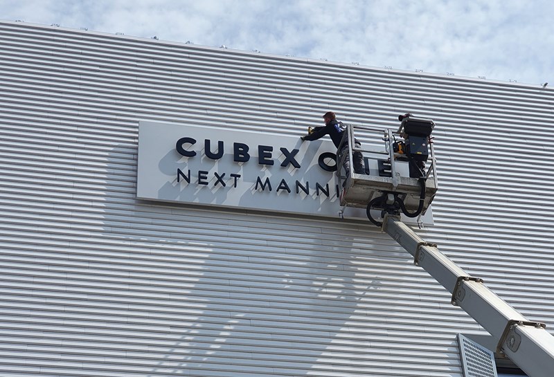 beleuchtete Schriftzüge Slide 1