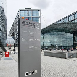 N Cube Dreiecksstele