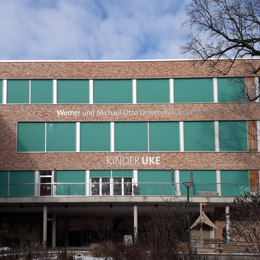 Kinder UKE Fassadenschriftzug 2