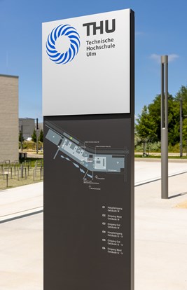THU Ulm Aussen Stele 5
