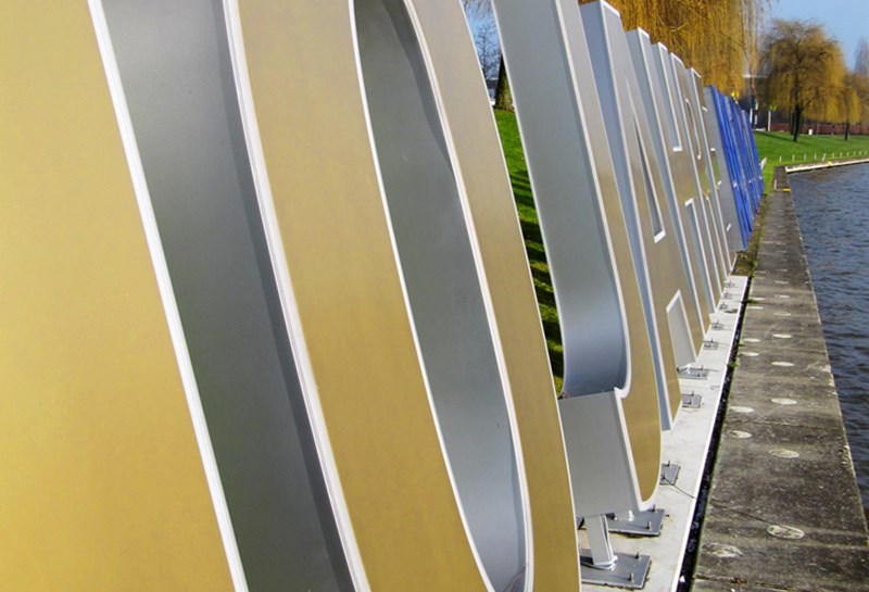 beleuchtete Schriftzüge Slide 1