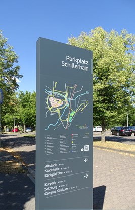 Stele Parkplatz Schillerhain