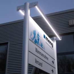 Außenständeranlage Mit LED Leuchtdomelement