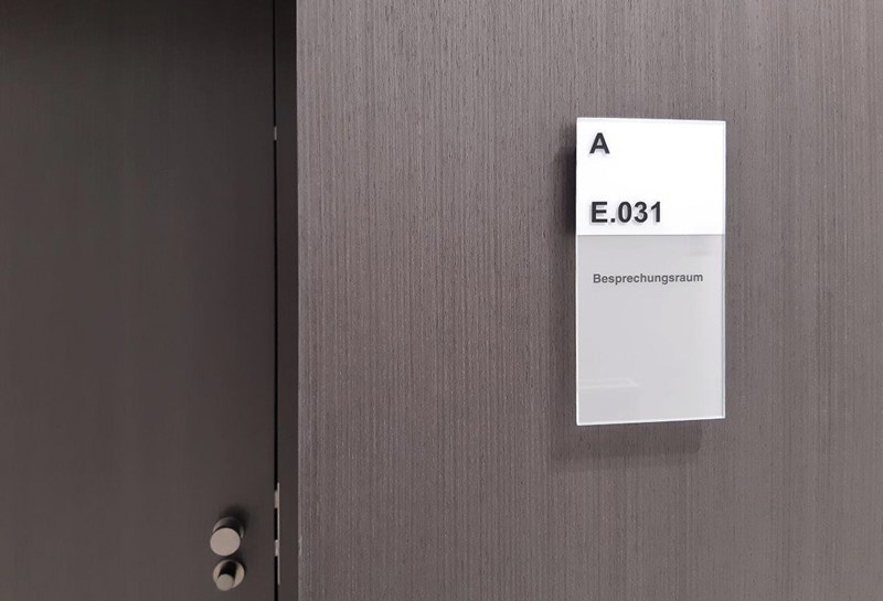 Türschild Glas PVT Slide 1