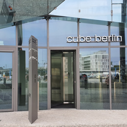 Cube Dreiecksstele Eingang