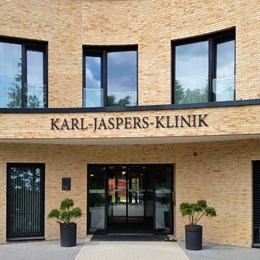 Schriftzug Karl Jaspers Klinik