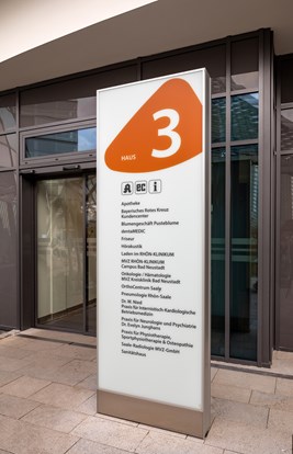Rhön Klinikum Campus Stele Eingang