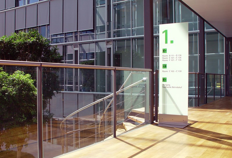 Übersichten Glas freistehend TM Slide 1