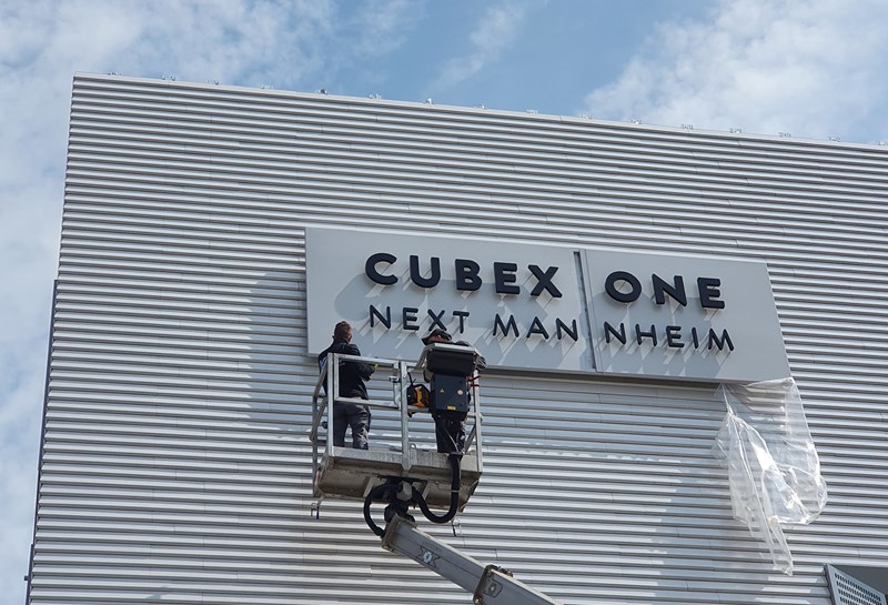 beleuchtete Schriftzüge Slide 1