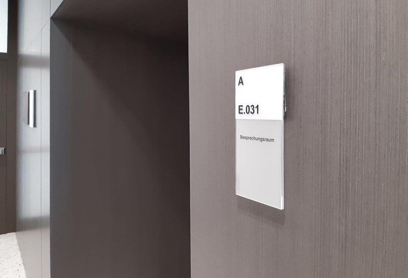 Türschild Glas PVT Slide 1