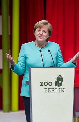Bundeskanzlerin Drangelamerkel Spricht Am Pandagarden Zooberlin2017