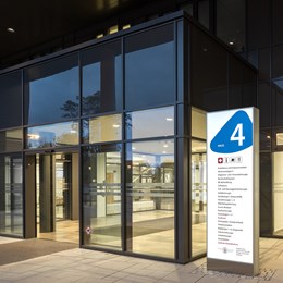 Rhön Klinikum Campus Stele Eingang Nacht