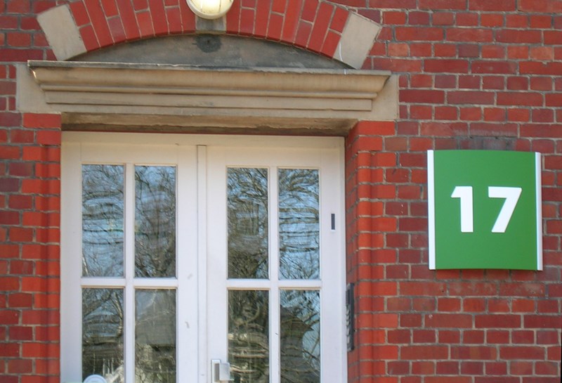 Wegweiser wandmontiert SW Slide 1