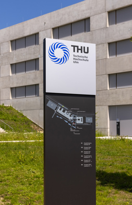 THU Ulm Aussen Stele 1