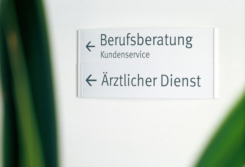 Wegweiser wandmontiert SW Slide 8