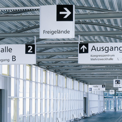 Wegweiser deckenmontiert SD