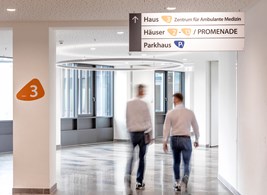 Rhön Klinikum Campus Deckenwegweiser (1)