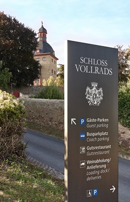 Stele Einfahrt Mit Turm