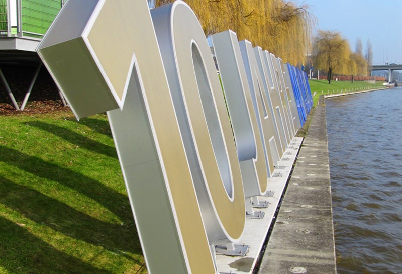 beleuchtete Schriftzüge Slide 1