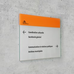 Signpost glass wall mounted PVW