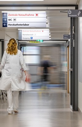 Rhön Klinikum Campus Deckenwegweiser