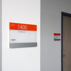 Wegweiser Glas wandmontiert TNW