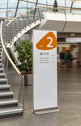 Rhön Klinikum Campus Stele Treppenaufgang