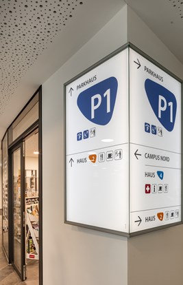 Rhön Klinikum Campus Wandschild Beleuchtet