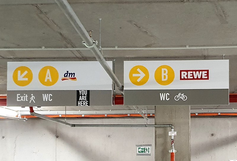 Wegweiser deckenmontiert Slide 1