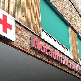 UKB Fassadenschriftzug