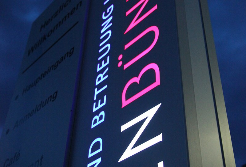 beleuchtete Schriftzüge Slide 1