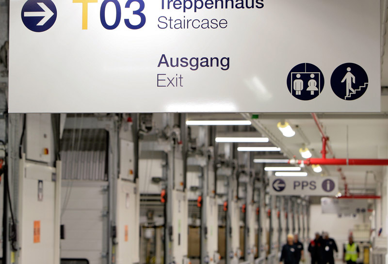 Wegweiser deckenmontiert QD Slide 3